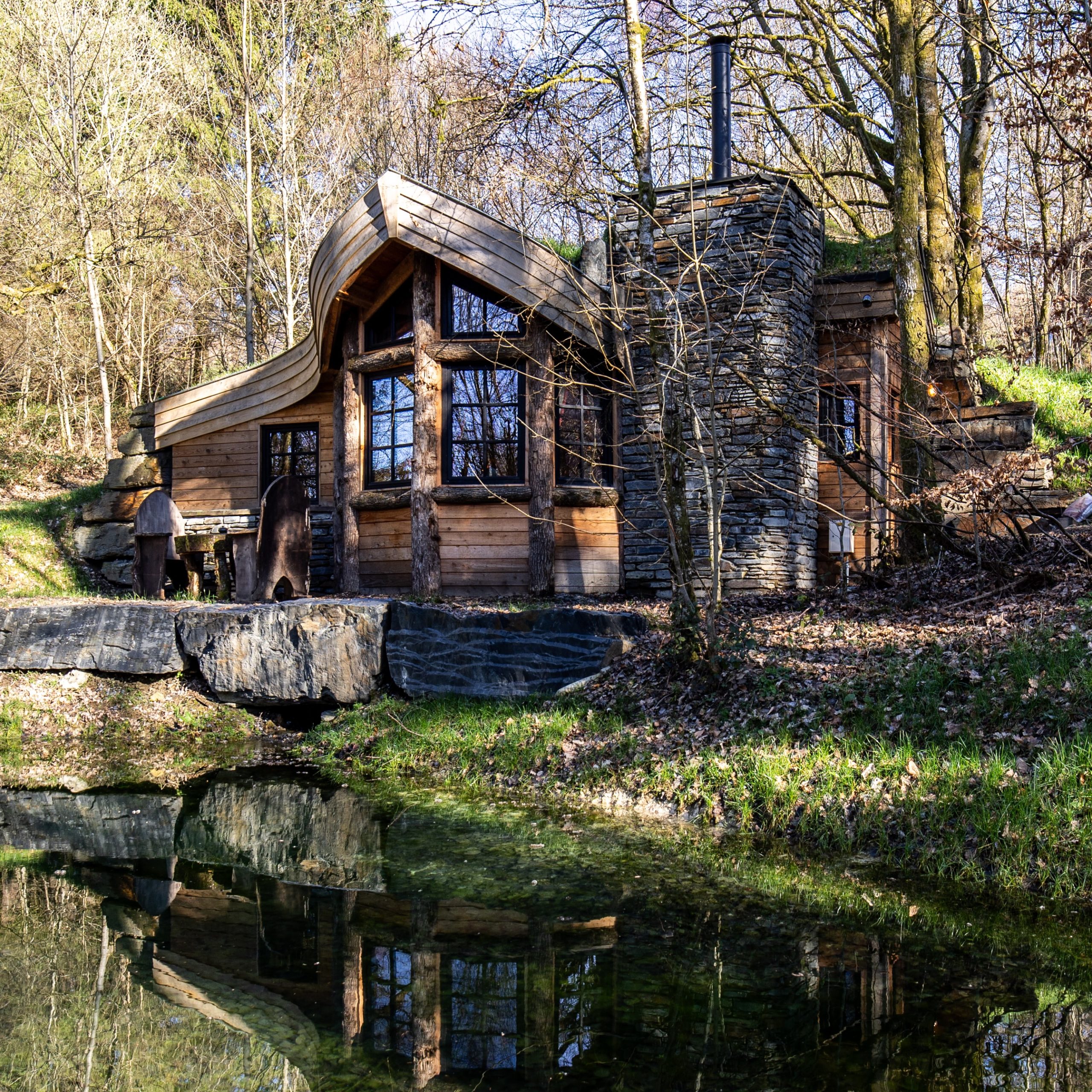 Cabane grotte étang
