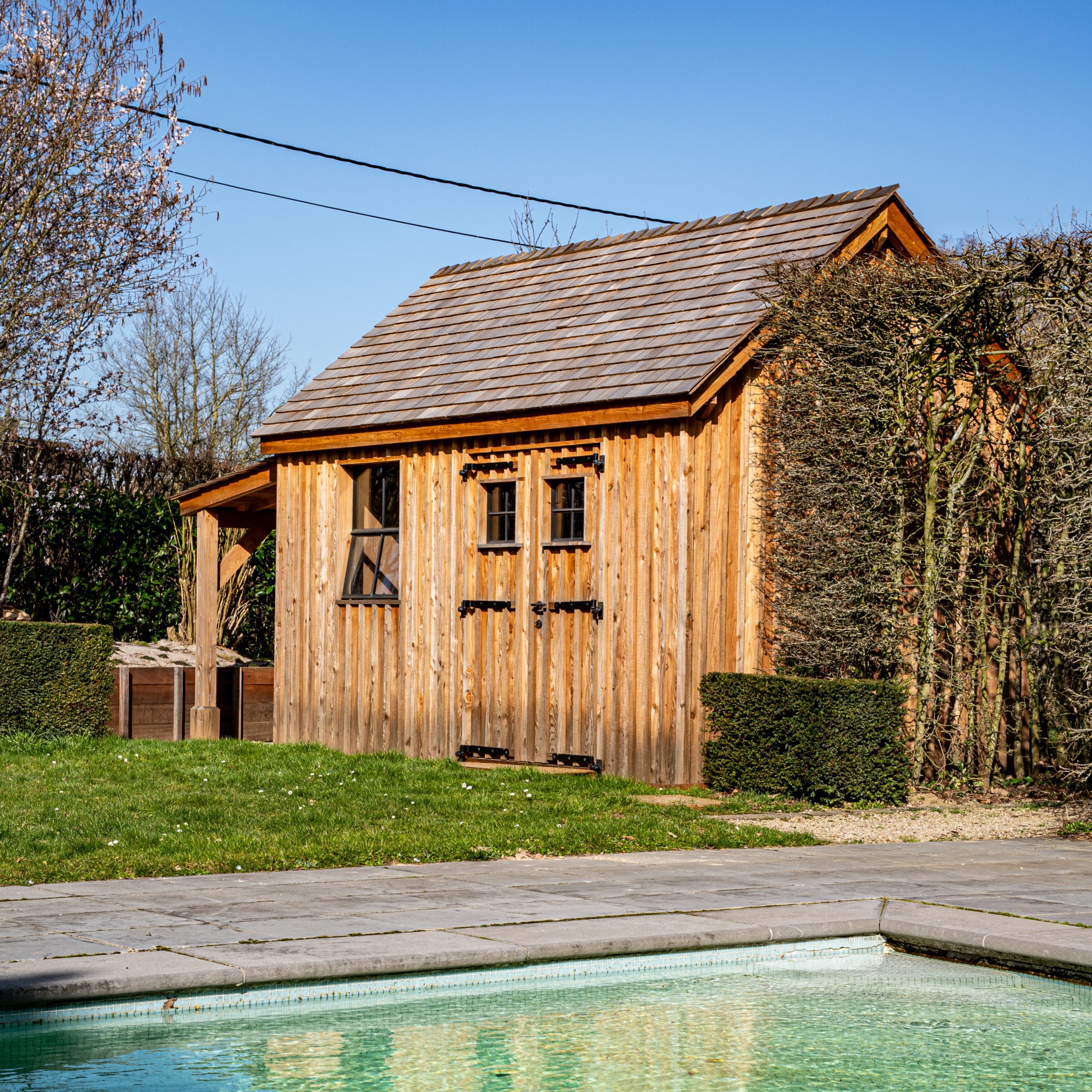 Abri de jardin en bois piscine