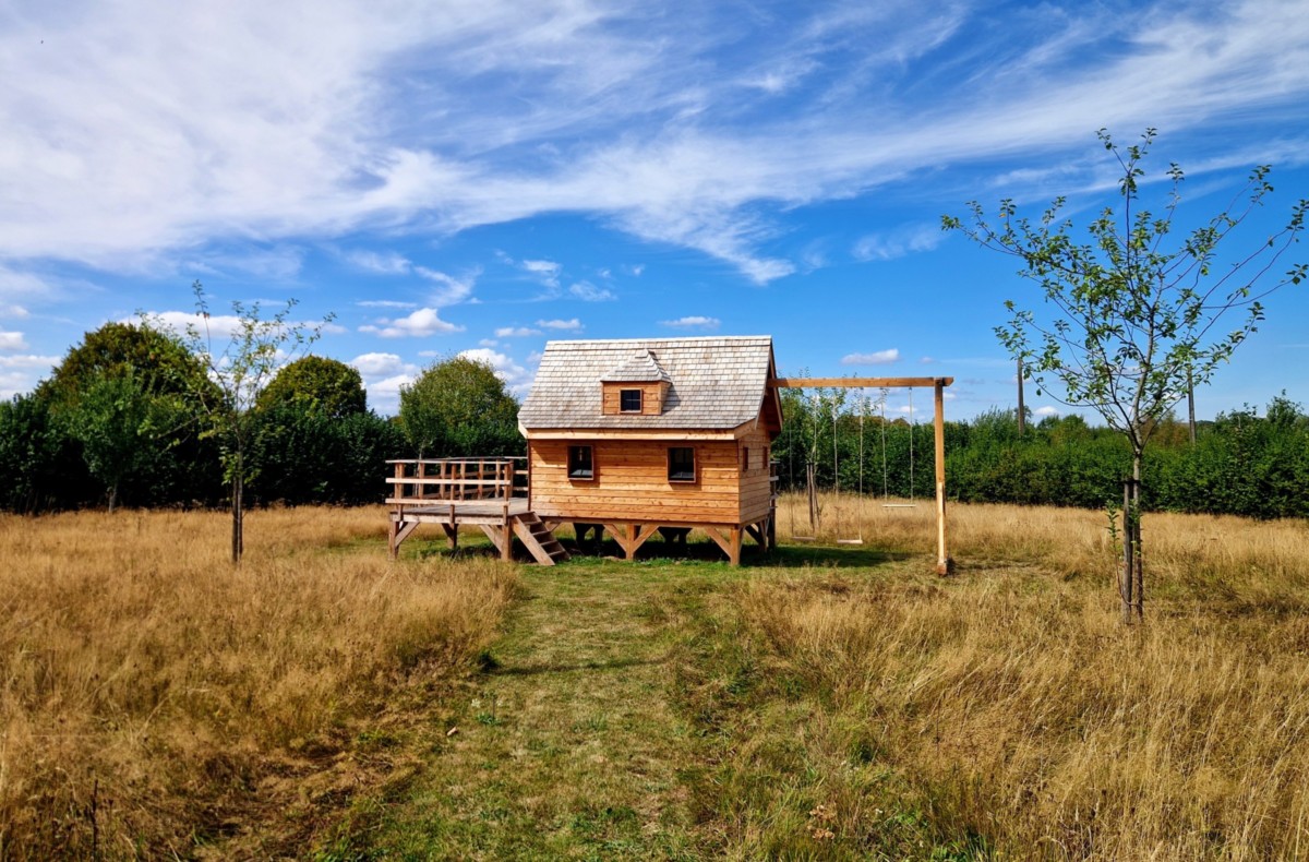 Cabane enchantée et ses balançoires