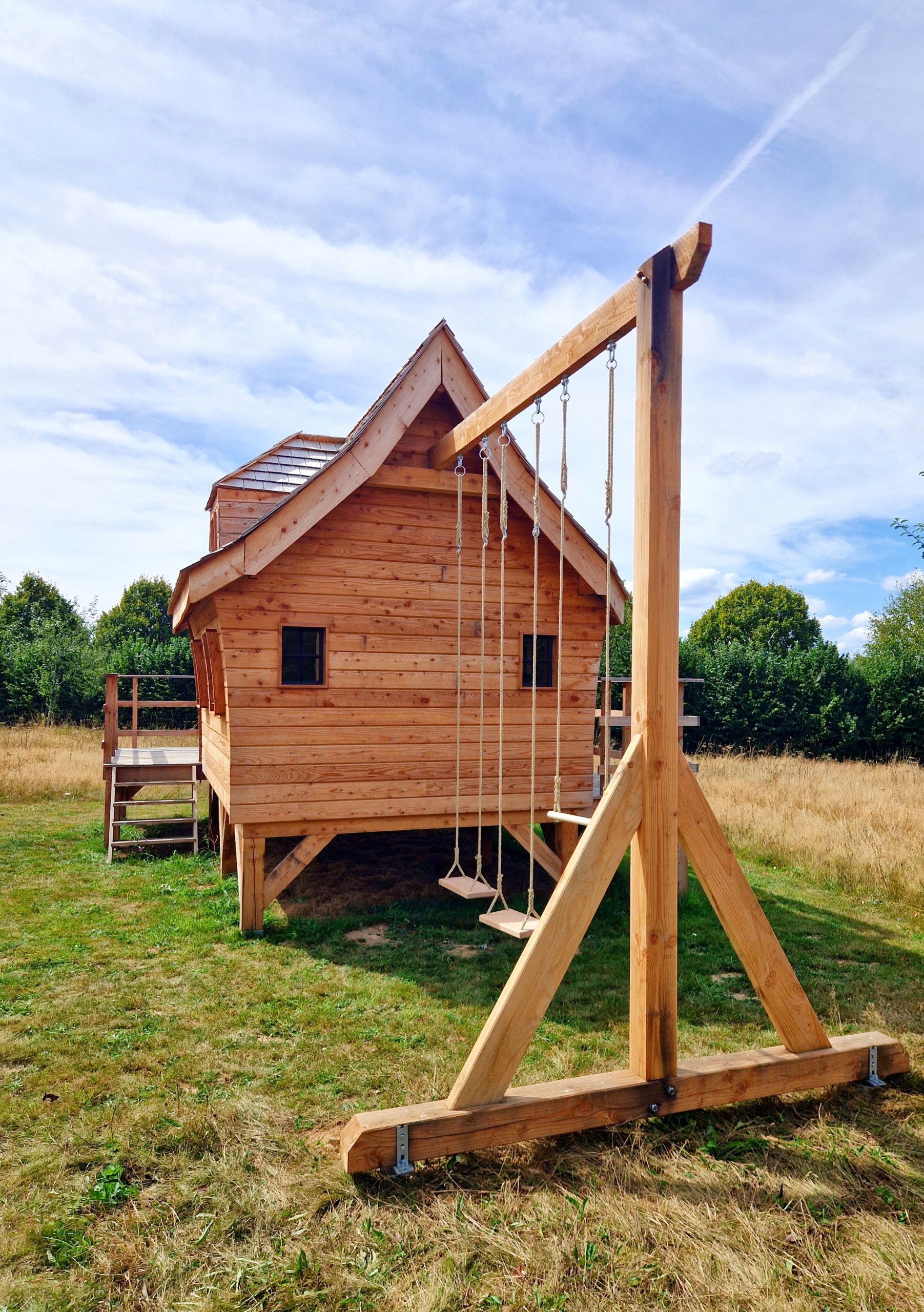Cabane enchantée pour enfants balancoire