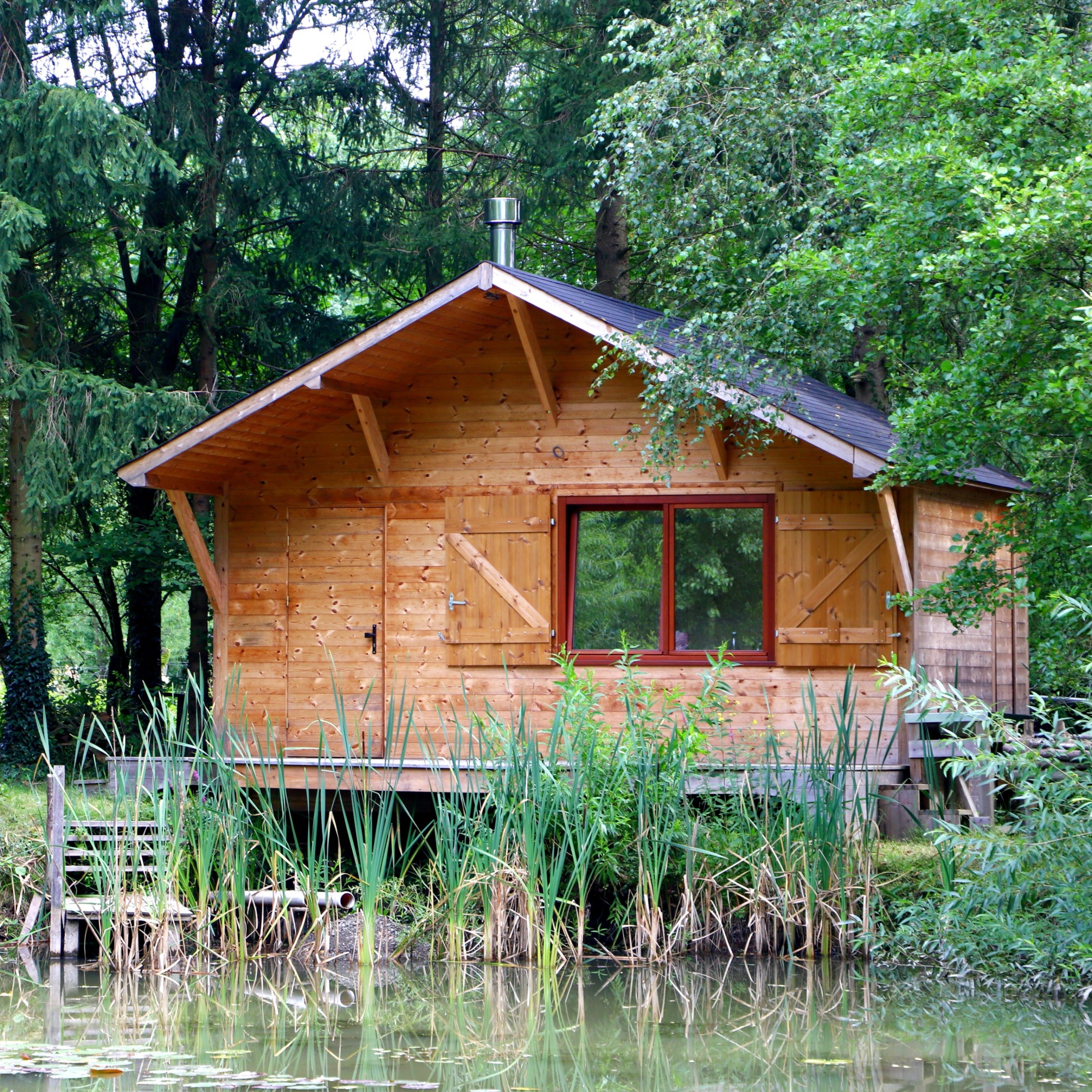chalet en bois au bord de l'eau