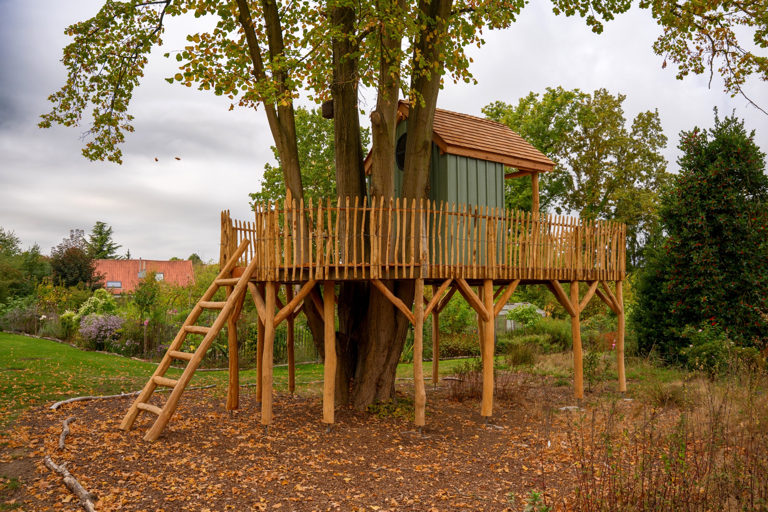 Cabane pour enfant en bois sur mesure potager
