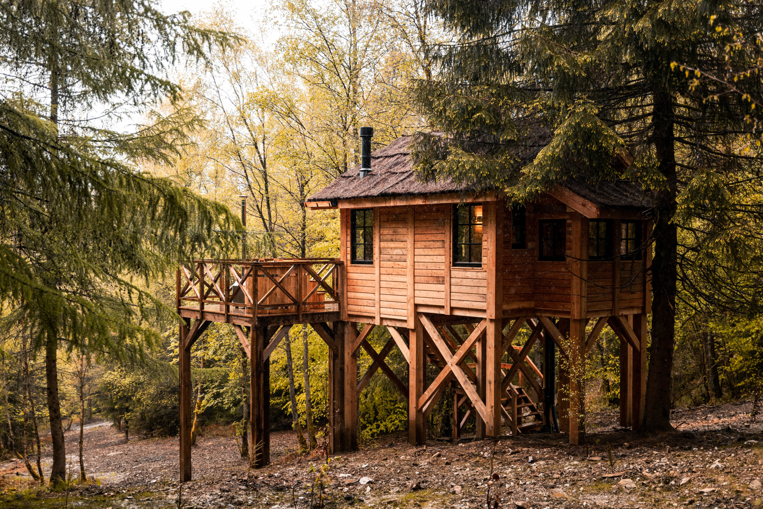 tiny house en bois sur pilotis sur mesure foret